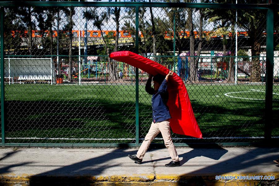 Un ni?o que participa en la caravana migrante, traslada una colchoneta a su llegada al Estadio Jesús Martínez "Palillo", en la Ciudad Deportiva Magdalena Mixhuca, en la Ciudad de México, capital de México, el 5 de noviembre de 2018. Más de 2,200 migrantes centroamericanos de la masiva caravana que atraviesa México rumbo a Estados Unidos han llegado a la capital del país desde el domingo, informaron el lunes autoridades locales. A su entrada a la Ciudad de México, los cientos de familias con ni?os o adultos que viajan solos son dirigidos a un albergue que se habilitó en un estadio ubicado en el este de la urbe. (Xinhua/Francisco Ca?edo)