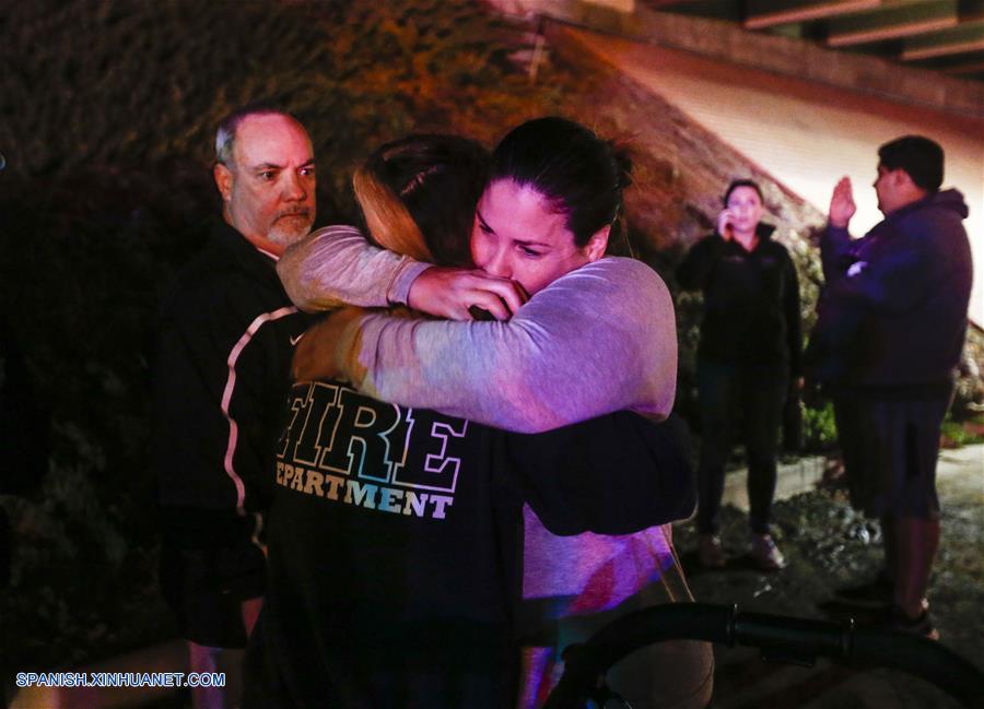 THOUSAND OAKS, noviembre 8, 2017 (Xinhua) -- Testigos reaccionan frente al bar Borderline donde un hombre armado disparó a personas, en Thousand Oaks, California, Estados Unidos, el 8 de noviembre de 2018. Un total de 13 personas han sido confirmadas muertas, entre ellos un oficial y el tirador, en un tiroteo masivo ocurrido la noche del miércoles en la ciudad de Thousand Oaks en el condado de Ventura, sur de California, dijeron las autoridades. (Xinhua/Zhao Hanrong)