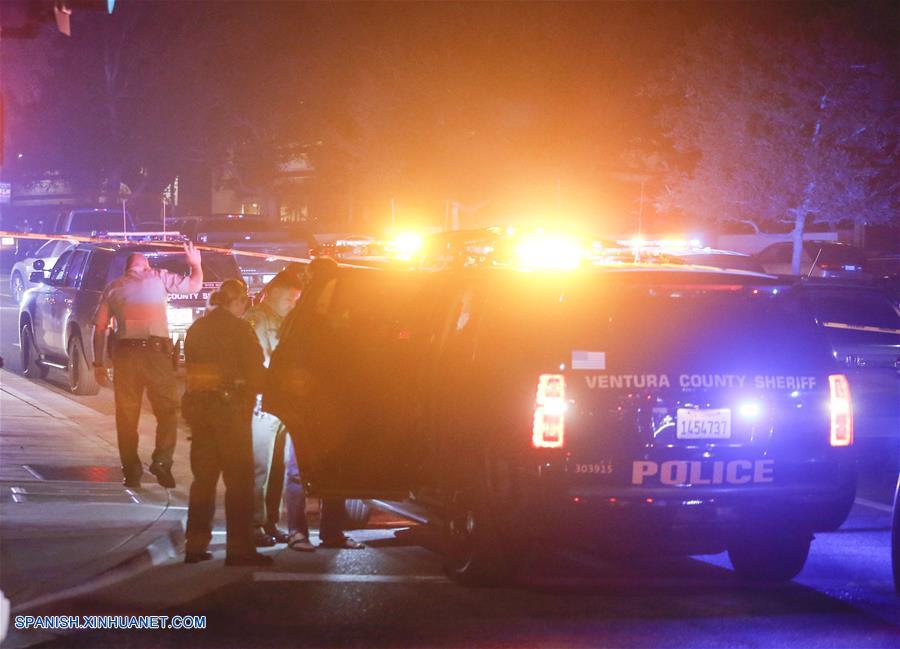 THOUSAND OAKS, noviembre 8, 2017 (Xinhua) -- Oficiales de policía aseguran la calle que conduce al bar Borderline donde un hombre armado disparó a personas, en Thousand Oaks, California, Estados Unidos, el 8 de noviembre de 2018. Un total de 13 personas han sido confirmadas muertas, entre ellos un oficial y el tirador, en un tiroteo masivo ocurrido la noche del miércoles en la ciudad de Thousand Oaks en el condado de Ventura, sur de California, dijeron las autoridades. (Xinhua/Zhao Hanrong)