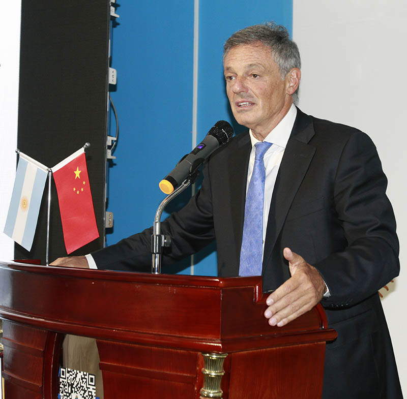 Francisco Cabrera, presidente del Banco de Inversión y Comercio Exterior de Argentina interviene en el seminario “Perspectivas macroeconómicas de Argentina (2019-2023)”, Beijing, 8 de noviembre del 2018. (Foto: YAC/ Pueblo en Línea)