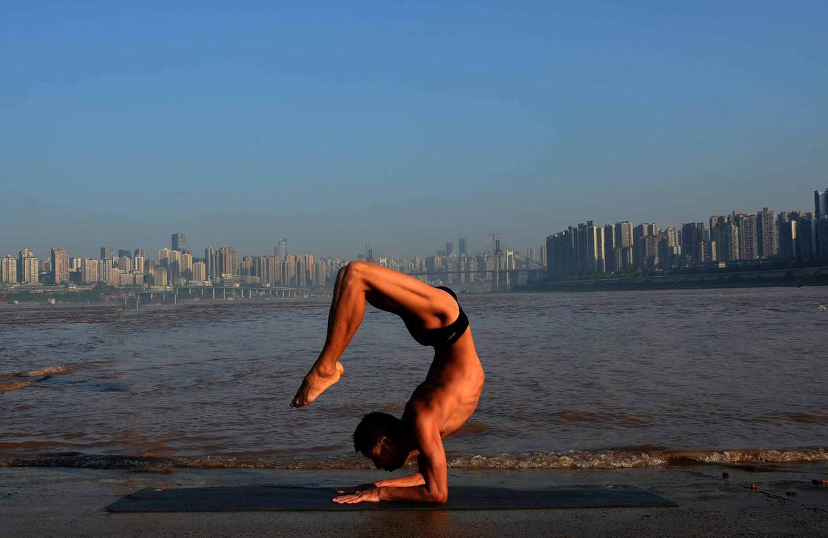 Un jubilado chino se populariza gracias a su depurada técnica Yoga