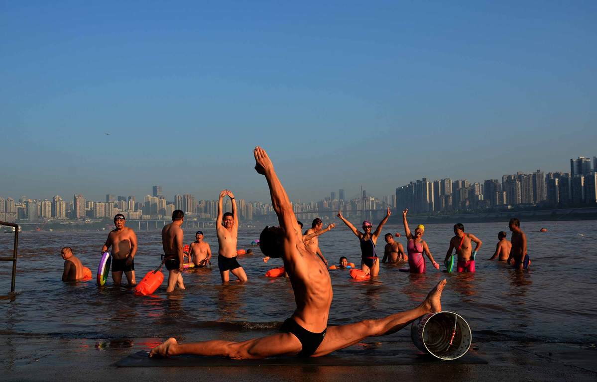 Un jubilado chino se populariza gracias a su depurada técnica Yoga