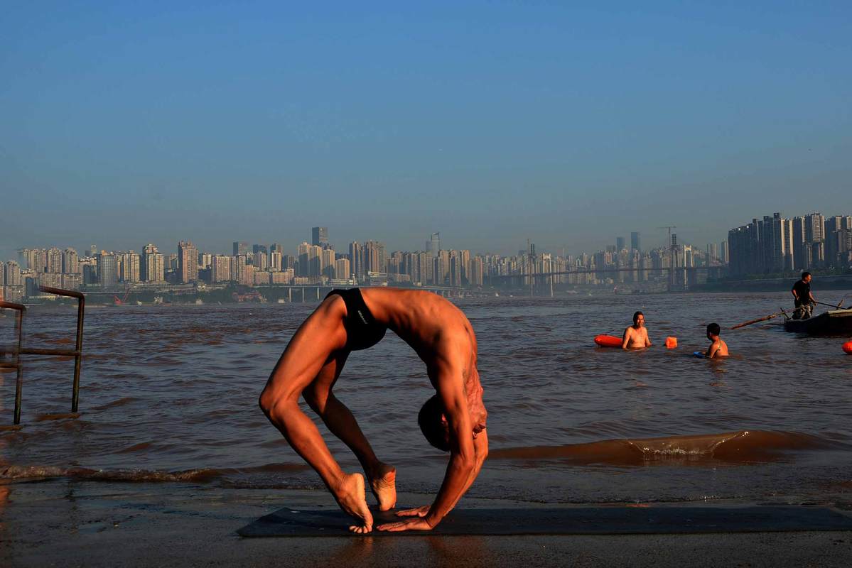 Un jubilado chino se populariza gracias a su depurada técnica Yoga