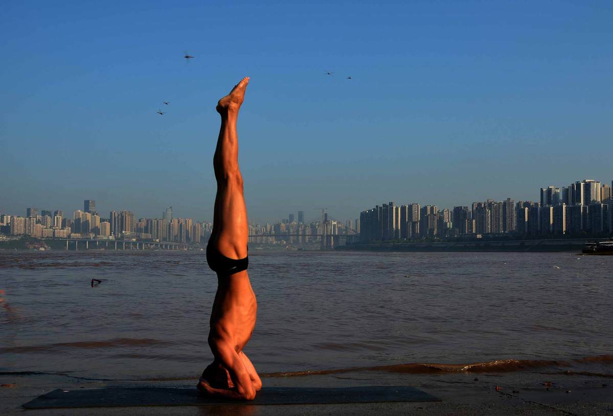 Un jubilado chino se populariza gracias a su depurada técnica Yoga