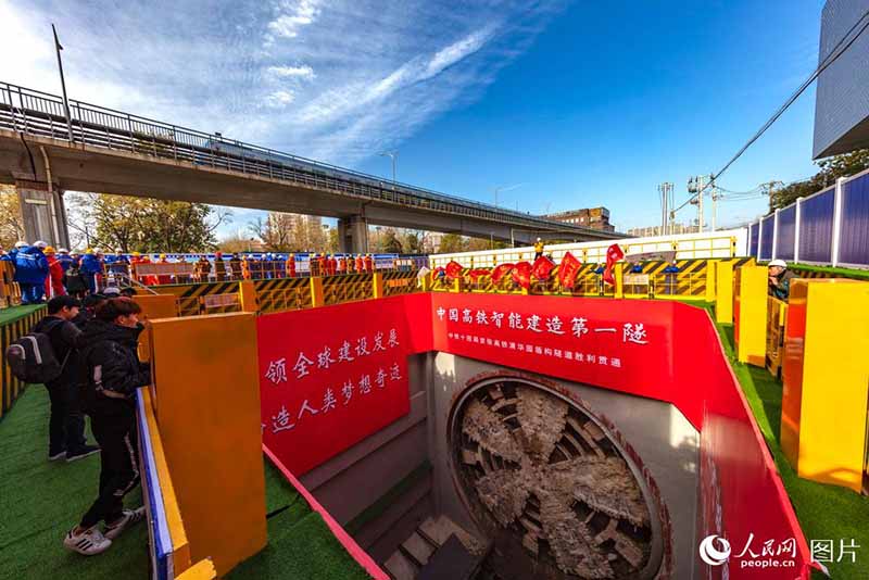 Túnel dominante de la red ferroviaria Beijing-Zhangjiakou acabada