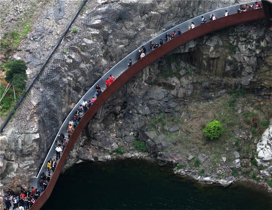 La gente camina por el jardín de la cantera del Jardín Botánico Chenshan de Shanghai. (Foto proporcionada a chinadaily.com.cn)