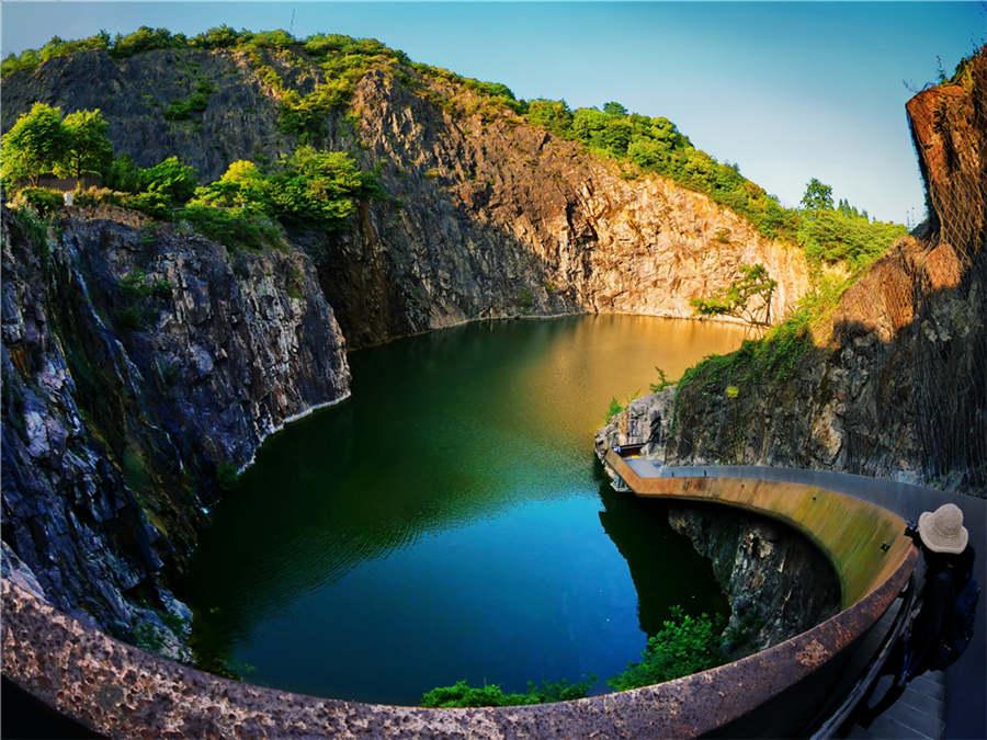 Una vista del jardín de la cantera del Jardín Botánico Chenshan de Shanghai. (Foto proporcionada a chinadaily.com.cn)