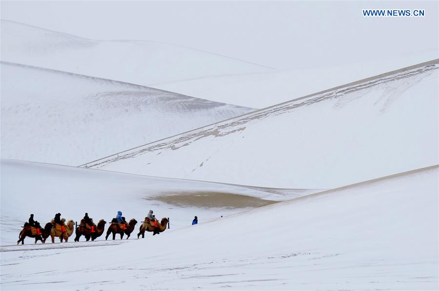 La nieve hace más atractiva la monta?a Mingsha en Dunhuang