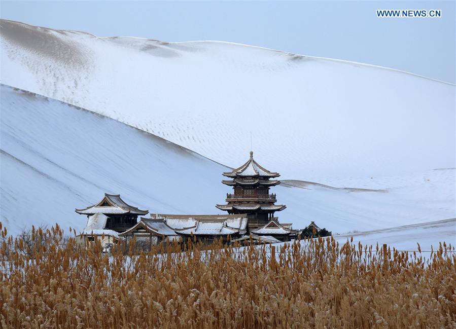 La nieve hace más atractiva la monta?a Mingsha en Dunhuang