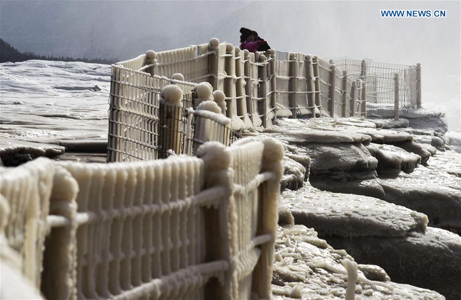 Impresionante paisaje invernal en la cascada de Hukou