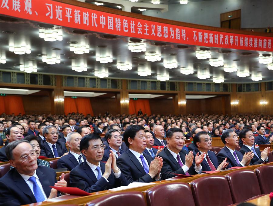 "Nuestros 40 A?os", una gran gala en celebración del 40 aniversario de la reforma y la apertura de China, es llevada a cabo en Beijing, capital de China, el 14 de diciembre de 2018. Xi Jinping, Li Keqiang, Li Zhanshu, Wang Yang, Wang Huning, Han Zheng y Wang Qishan estuvieron entre los líderes del Partido Comunista de China (PCCh) y de Estado que se unieron a más de 3,000 personas para presenciar la gala en el Gran Palacio del Pueblo. (Xinhua/Xie Huanchi)