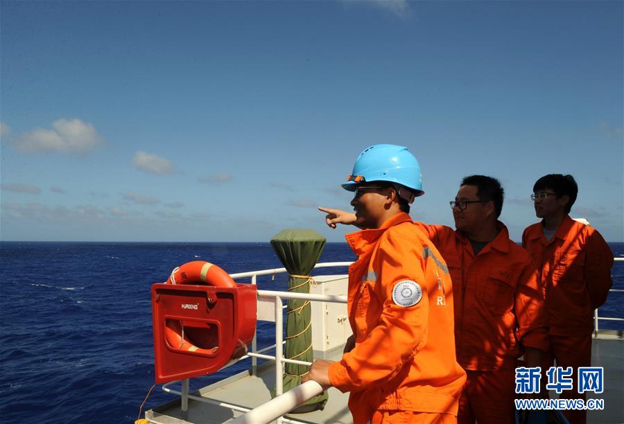 Los miembros del equipo de la expedición buscan al robot marino "Rainbow Fish" que acaba de salir a la superficie (Foto tomada el 15 de diciembre).