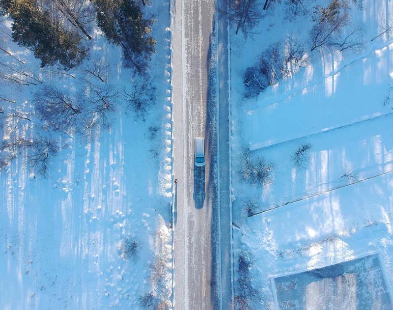 Carretera rural cubierta de nieve hacia la Aldea ártica de Mohe, la ciudad más septentrional de China. [Foto: Chu Fuchao/ Chinadaily.com.cn]