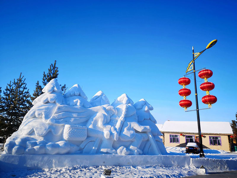 Una escultura de nieve saluda en la carretera de la Aldea ártica de Mohe, la ciudad más septentrional de China. [Foto: Chu Fuchao/ Chinadaily.com.cn]