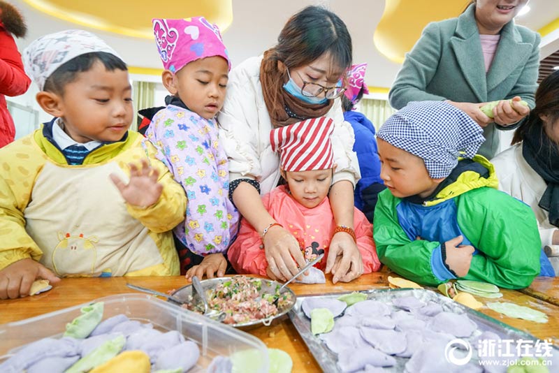 Los ni?os de un condado de Zhejiang dan la bienvenida al solsticio de invierno haciendo dumplings