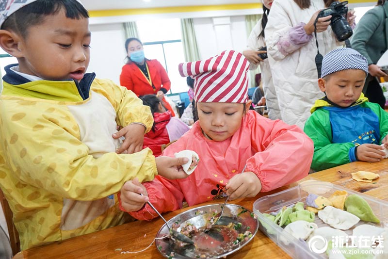 Los ni?os de un condado de Zhejiang dan la bienvenida al solsticio de invierno haciendo dumplings