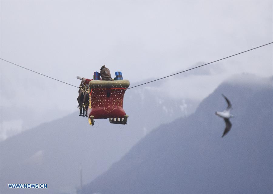 Un Papa Noel “volador” anima el mercado navide?o suizo