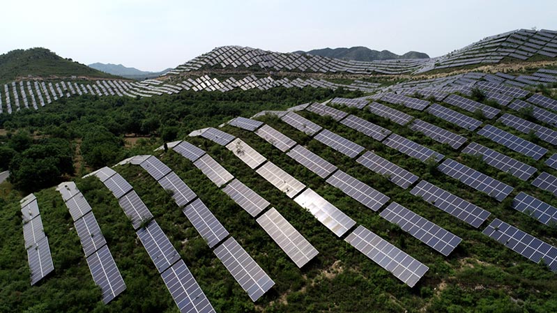 Los paneles solares se encuentran instalados en las monta?as Taihang del condado Shexian, provincia de Hebei, en el norte de China. [Foto por Yang Yanzhong para chinadaily.com.cn]