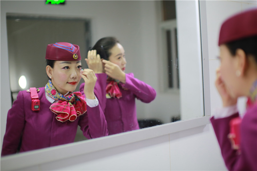 Liu se maquilla y prepara para comenzar la jornada laboral. Ella se despierta a las 6 de la ma?ana. [Foto: proporcionada]