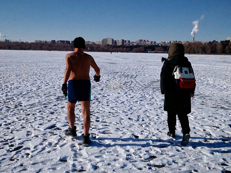 Wu Zhaorui, de 89 a?os, reside en Changchun, capital de la provincia de Jilin. A pesar del duro invierno, este carismático anciano entrena con el torso descubierto en el parque Nanhu, 25 de diciembre del 2018. [Foto: Ding Luyang/ Chinadaily.com.cn]