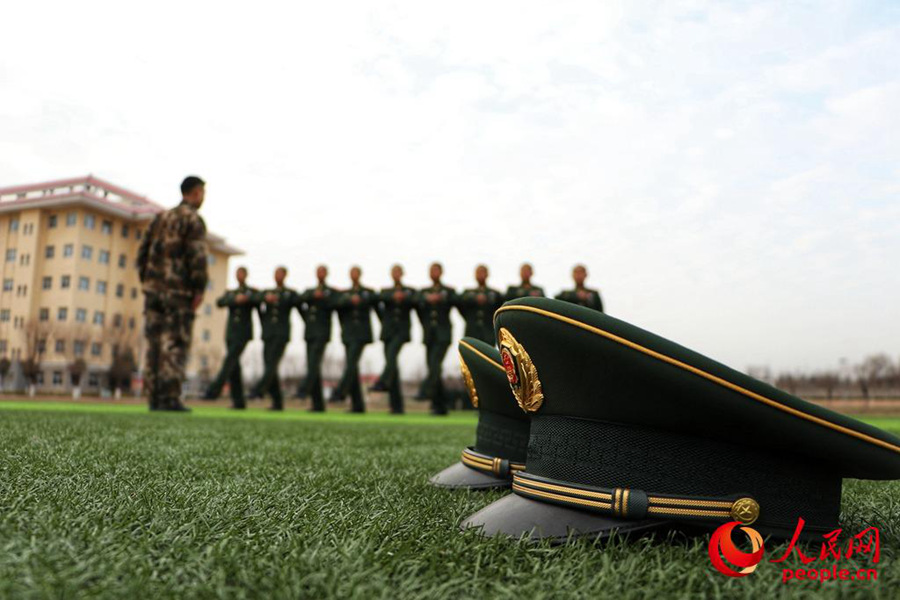 Los nuevos reclutas se despiden del campamento militar con fotos creativas