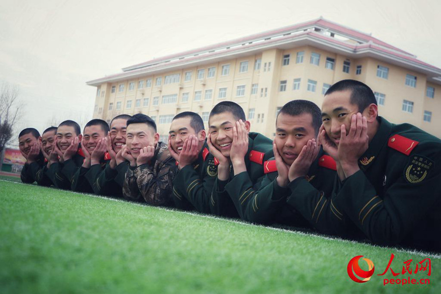 Los nuevos reclutas se despiden del campamento militar con fotos creativas