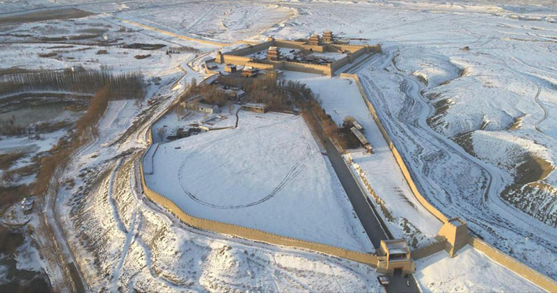 El histórico Paso de Jiayuguan resalta sus dones arquitectónicos tras la prístina nevada navide?a, 24 de diciembre del 2018. [Foto: Sun Yaoxian/ Chinadaily.com.cn]