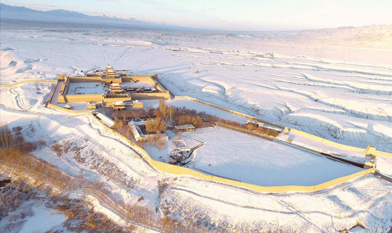 Los muros color arena ganan definición y contraste. El histórico Paso de Jiayuguan resalta sus dones arquitectónicos después de la prístina nevada navide?a, 24 de diciembre del 2018. [Foto: Sun Yaoxian/ Chinadaily.com.cn]