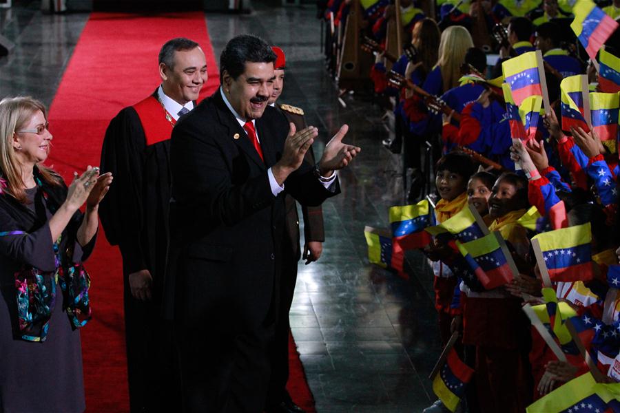 El presidente venezolano, Nicolás Maduro (frente), reacciona a su llegada a la ceremonia de juramentación como presidente de Venezuela en la sede del Tribunal Supremo de Justicia (TSJ), en Caracas, Venezuela, el 10 de enero de 2019. El presidente venezolano, Nicolás Maduro, prestó juramento el jueves para un nuevo mandato para el período 2019-2025 ante el TSJ. (Xinhua/Andrea Romero)