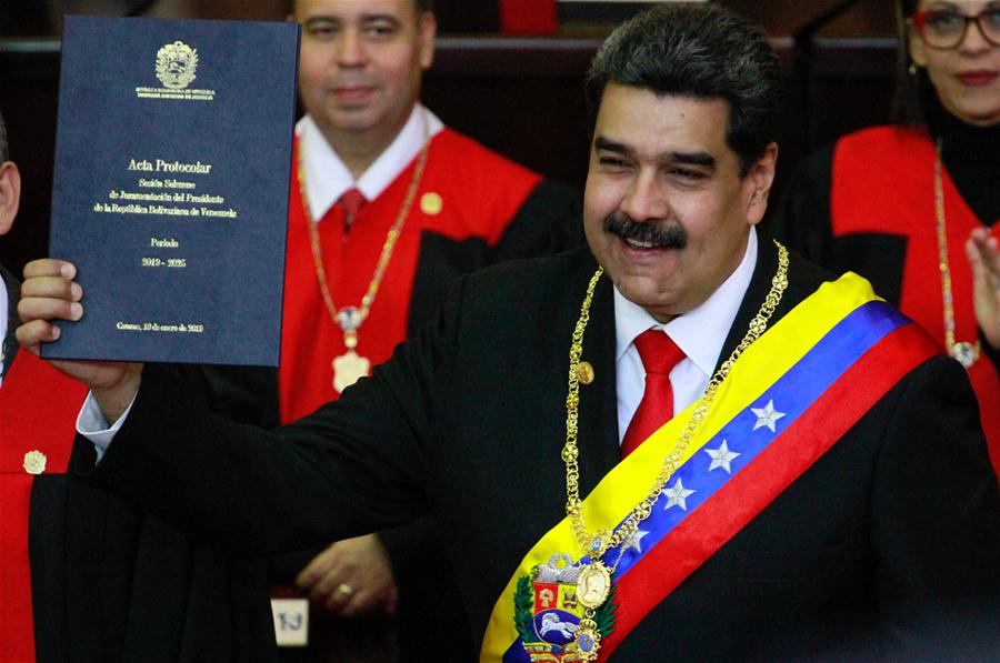 El presidente de Venezuela, Nicolás Maduro, sostiene el acta durante la ceremonia de juramentación como presidente de Venezuela, en la sede del Tribunal Supremo de Justicia (TSJ), en Caracas, Venezuela, el 10 de enero de 2019. El presidente venezolano, Nicolás Maduro, se juramentó el jueves ante el TSJ, para ejercer un nuevo mandato para el período 2019-2025. Maduro expresó ante el presidente del TSJ, Maikel Moreno, que juraba a nombre del pueblo de Venezuela que cumpliría y haría cumplir todos los mandatos constitucionales para "procurar defender la independencia y la integridad absoluta de la patria". (Xinhua/Andrea Romero)