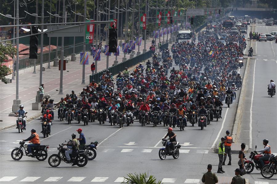 Imagen cedida por la Agencia Venezolana de Noticias AVN, de integrantes de la Caravana de Motorizados de la Ciudad de Caracas recorriendo la ciudad en apoyo al presidente venezolano, Nicolás Maduro, en Caracas, Venezuela, el 10 de enero de 2019. El presidente venezolano, Nicolás Maduro, se juramentó el jueves ante el Tribunal Supremo de Justicia (TSJ), para ejercer un nuevo mandato para el período 2019-2025. Maduro expresó ante el presidente del TSJ, Maikel Moreno, que juraba a nombre del pueblo de Venezuela que cumpliría y haría cumplir todos los mandatos constitucionales para "procurar defender la independencia y la integridad absoluta de la patria". (Xinhua/Juan Carlos La Cruz/AVN)