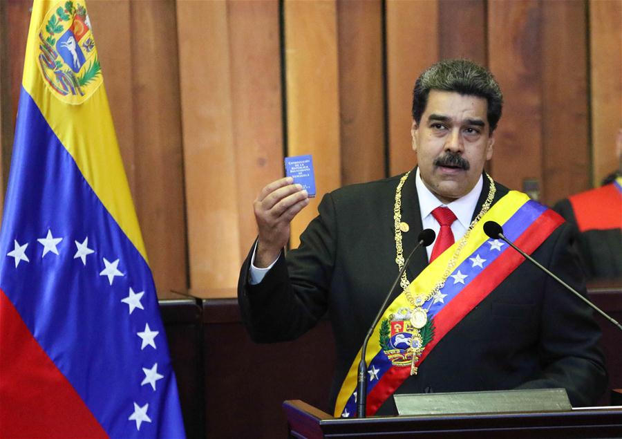 Imagen cedida por la Presidencia de Venezuela, del presidente venezolano, Nicolás Maduro, sosteniendo un ejemplar de la Constitución de la República Bolivariana de Venezuela durante la ceremonia de juramentación como presidente de Venezuela, en Caracas, Venezuela, el 10 de enero de 2019. El presidente venezolano, Nicolás Maduro, se juramentó el jueves ante el Tribunal Supremo de Justicia (TSJ), para ejercer un nuevo mandato para el período 2019-2025. Maduro expresó ante el presidente del TSJ, Maikel Moreno, que juraba a nombre del pueblo de Venezuela que cumpliría y haría cumplir todos los mandatos constitucionales para "procurar defender la independencia y la integridad absoluta de la patria". (Xinhua/Presidencia de Venezuela)