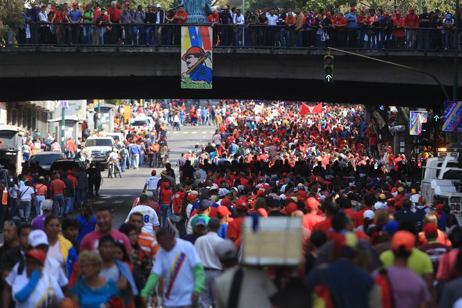 Imagen cedida por la Agencia Venezolana de Noticias AVN, de integrantes de movimientos, organizaciones y ciudadanos mostrando su apoyo al presidente venezolano, Nicolás Maduro, en Caracas, Venezuela, el 10 de enero de 2019. El presidente venezolano, Nicolás Maduro, se juramentó el jueves ante el Tribunal Supremo de Justicia (TSJ), para ejercer un nuevo mandato para el período 2019-2025. Maduro expresó ante el presidente del TSJ, Maikel Moreno, que juraba a nombre del pueblo de Venezuela que cumpliría y haría cumplir todos los mandatos constitucionales para "procurar defender la independencia y la integridad absoluta de la patria". (Xinhua/Ricardo Herdenez/AVN)