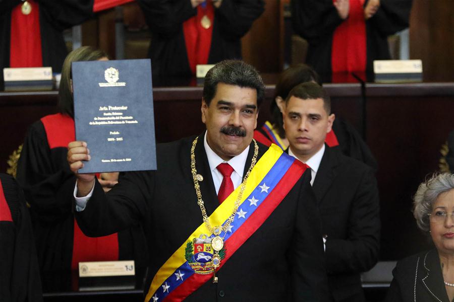 Imagen cedida por la Presidencia de Venezuela, del presidente venezolano, Nicolás Maduro, sosteniendo el acta durante la ceremonia de juramentación como presidente de Venezuela, en Caracas, Venezuela, el 10 de enero de 2019. El presidente venezolano, Nicolás Maduro, se juramentó el jueves ante el Tribunal Supremo de Justicia (TSJ), para ejercer un nuevo mandato para el período 2019-2025. Maduro expresó ante el presidente del TSJ, Maikel Moreno, que juraba a nombre del pueblo de Venezuela que cumpliría y haría cumplir todos los mandatos constitucionales para "procurar defender la independencia y la integridad absoluta de la patria". (Xinhua/Presidencia de Venezuela)