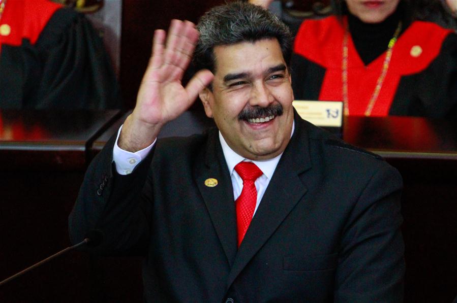 El presidente de Venezuela, Nicolás Maduro, saluda previo a la ceremonia de juramentación como presidente de Venezuela, en la sede del Tribunal Supremo de Justicia (TSJ), en Caracas, Venezuela, el 10 de enero de 2019. El presidente venezolano, Nicolás Maduro, se juramentó el jueves ante el TSJ, para ejercer un nuevo mandato para el período 2019-2025. Maduro expresó ante el presidente del TSJ, Maikel Moreno, que juraba a nombre del pueblo de Venezuela que cumpliría y haría cumplir todos los mandatos constitucionales para "procurar defender la independencia y la integridad absoluta de la patria". (Xinhua/Andrea Romero)