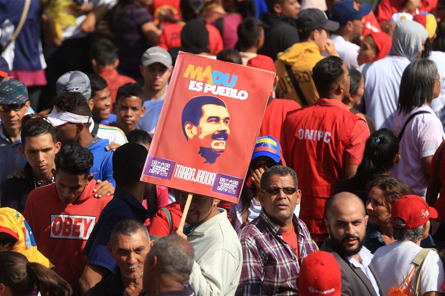 Imagen cedida por la Agencia Venezolana de Noticias AVN, de integrantes de movimientos, organizaciones y ciudadanos mostrando su apoyo al presidente venezolano, Nicolás Maduro, en Caracas, Venezuela, el 10 de enero de 2019. El presidente venezolano, Nicolás Maduro, se juramentó el jueves ante el Tribunal Supremo de Justicia (TSJ), para ejercer un nuevo mandato para el período 2019-2025. Maduro expresó ante el presidente del TSJ, Maikel Moreno, que juraba a nombre del pueblo de Venezuela que cumpliría y haría cumplir todos los mandatos constitucionales para "procurar defender la independencia y la integridad absoluta de la patria". (Xinhua/Ricardo Herdenez/AVN)