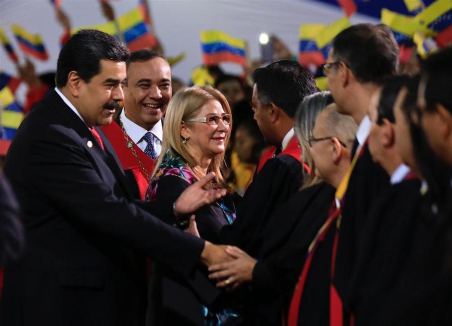 Imagen cedida por la Agencia Venezolana de Noticias AVN, del presidente venezolano, Nicolás Maduro (i), y la primera dama venezolana Cilia Flores (c) saludando a invitados durante su llegada a la sede del Tribunal Supremo de Justicia (TSJ), previo a la ceremonia de juramentación como presidente de Venezuela, en Caracas, Venezuela, el 10 de enero de 2019. El presidente venezolano, Nicolás Maduro, se juramentó el jueves ante el TSJ, para ejercer un nuevo mandato para el período 2019-2025. Maduro expresó ante el presidente del TSJ, Maikel Moreno, que juraba a nombre del pueblo de Venezuela que cumpliría y haría cumplir todos los mandatos constitucionales para "procurar defender la independencia y la integridad absoluta de la patria". (Xinhua/AVN)