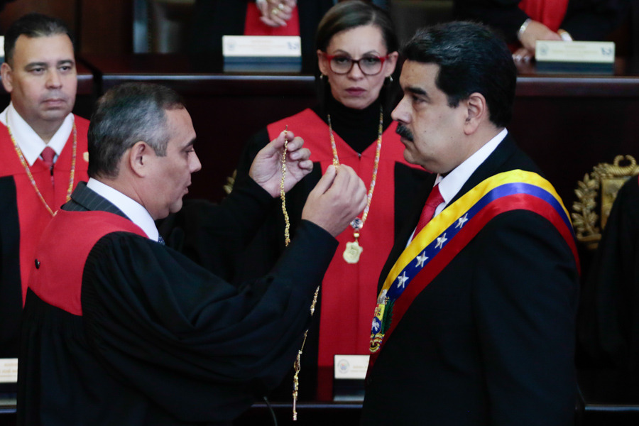 Imagen cedida por la Presidencia de Venezuela, del presidente venezolano, Nicolás Maduro (d), recibiendo de la medalla presidencial de manos del presidente del Tribunal Supremo de Justicia (TSJ), Maikel Moreno (i), durante la ceremonia de juramentación como presidente de Venezuela, en Caracas, Venezuela, el 10 de enero de 2019. El presidente venezolano, Nicolás Maduro, se juramentó el jueves ante el TSJ, para ejercer un nuevo mandato para el período 2019-2025. Maduro expresó ante el presidente del TSJ, Maikel Moreno, que juraba a nombre del pueblo de Venezuela que cumpliría y haría cumplir todos los mandatos constitucionales para "procurar defender la independencia y la integridad absoluta de la patria". (Xinhua/Presidencia de Venezuela)