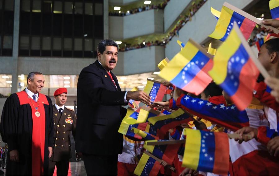 Imagen cedida por la Agencia Venezolana de Noticias AVN, del presidente venezolano, Nicolás Maduro (c), saludando a ni?os que ondean banderas nacionales venezolanas durante su llegada a la sede del Tribunal Supremo de Justicia (TSJ), acompa?ado por el presidente del TSJ, Maikel Moreno (i), previo a la ceremonia de juramentación como presidente de Venezuela, en Caracas, Venezuela, el 10 de enero de 2019. El presidente venezolano, Nicolás Maduro, se juramentó el jueves ante el TSJ, para ejercer un nuevo mandato para el período 2019-2025. Maduro expresó ante el presidente del TSJ, Maikel Moreno, que juraba a nombre del pueblo de Venezuela que cumpliría y haría cumplir todos los mandatos constitucionales para "procurar defender la independencia y la integridad absoluta de la patria". (Xinhua/AVN)