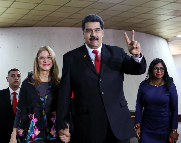 Imagen cedida por la Agencia Venezolana de Noticias AVN, del presidente venezolano, Nicolás Maduro (d-frente), reaccionando a su llegada a la sede del Tribunal Supremo de Justicia (TSJ), acompa?ado por la primera dama venezolana Cilia Flores (i-frente), previo a la ceremonia de juramentación como presidente de Venezuela, en Caracas, Venezuela, el 10 de enero de 2019. El presidente venezolano, Nicolás Maduro, se juramentó el jueves ante el TSJ, para ejercer un nuevo mandato para el período 2019-2025. Maduro expresó ante el presidente del TSJ, Maikel Moreno, que juraba a nombre del pueblo de Venezuela que cumpliría y haría cumplir todos los mandatos constitucionales para "procurar defender la independencia y la integridad absoluta de la patria". (Xinhua/AVN)