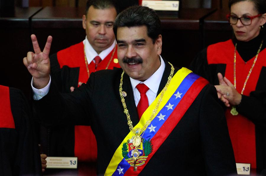 El presidente de Venezuela, Nicolás Maduro, gesticula durante la ceremonia de juramentación como presidente de Venezuela, en la sede del Tribunal Supremo de Justicia (TSJ), en Caracas, Venezuela, el 10 de enero de 2019. El presidente venezolano, Nicolás Maduro, se juramentó el jueves ante el TSJ, para ejercer un nuevo mandato para el período 2019-2025. Maduro expresó ante el presidente del TSJ, Maikel Moreno, que juraba a nombre del pueblo de Venezuela que cumpliría y haría cumplir todos los mandatos constitucionales para "procurar defender la independencia y la integridad absoluta de la patria". (Xinhua/Andrea Romero)