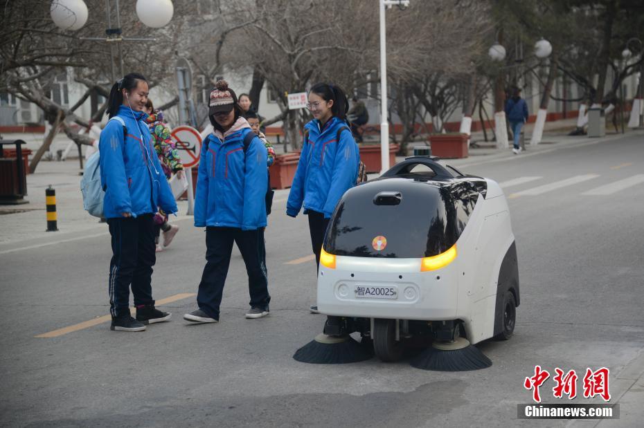 El primer vehículo autoconducido de barrer calles del mundo se estrena en Mongolia Interior