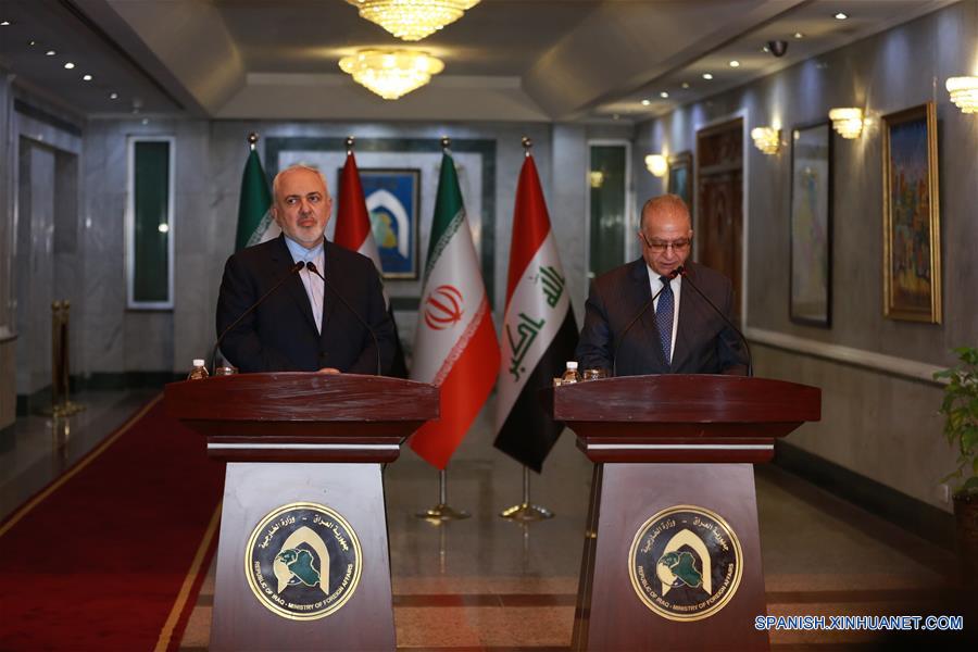 El ministro de Relaciones Exteriores iraní, Mohammad Javad Zarif (i), participa durante una conferencia de prensa conjunta con el ministro de Relaciones Exteriores de Irak, Mohammed al-Hakim (d), en Bagdad, Irak, el 13 de enero de 2019. Zarif llegó a Bagdad el domingo para una reunión con líderes iraquíes en la que se discutieron los medios para potenciar la cooperación bilateral. (Xinhua/Str)