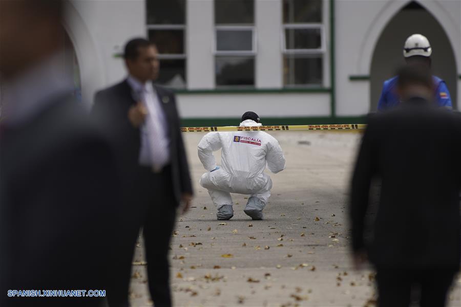 BOGOTA, enero 17, 2019 (Xinhua) -- Un integrante del personal forense trabaja en el lugar donde se registró una explosión en el estacionamiento de la Escuela de Cadetes de Policía General Santander, en el sur de Bogotá, capital de Colombia, el 17 de enero de 2019. Aumentó a ocho el número de muertos y a más de 40 el de los heridos tras la detonación de un coche bomba en la Escuela de Cadetes de Policía General Santander, en la zona sur de Bogotá, Colombia, registrada el jueves. El alcalde de la capital colombiana, Enrique Pe?alosa, reportó que desconocidos ingresaron un coche bomba al sitio y que la onda explosiva destruyó varias fachadas. (Xinhua/Jhon Paz)