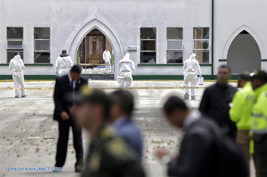 BOGOTA, enero 17, 2019 (Xinhua) -- Imagen proveída por COLPRENSA de personal de la Fiscalía trabajando en el lugar donde se registró una explosión en el estacionamiento de la Escuela de Cadetes de Policía General Santander, en el sur de Bogotá, capital de Colombia, el 17 de enero de 2019. Aumentó a ocho el número de muertos y a más de 40 el de los heridos tras la detonación de un coche bomba en la Escuela de Cadetes de Policía General Santander, en la zona sur de Bogotá, Colombia, registrada el jueves. El alcalde de la capital colombiana, Enrique Pe?alosa, reportó que desconocidos ingresaron un coche bomba al sitio y que la onda explosiva destruyó varias fachadas. (Xinhua/Sergio Acero/COLPRENSA)