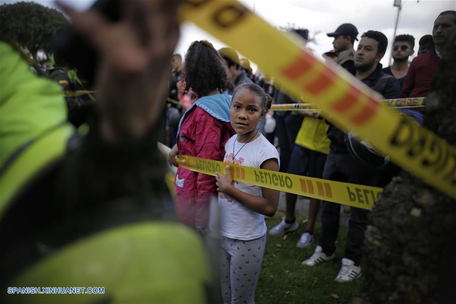 BOGOTA, enero 17, 2019 (Xinhua) -- Imagen proveída por COLPRENSA de personas reuniéndose en el lugar donde se registró una explosión en el estacionamiento de la Escuela de Cadetes de Policía General Santander, en el sur de Bogotá, capital de Colombia, el 17 de enero de 2019. Aumentó a ocho el número de muertos y a más de 40 el de los heridos tras la detonación de un coche bomba en la Escuela de Cadetes de Policía General Santander, en la zona sur de Bogotá, Colombia, registrada el jueves. El alcalde de la capital colombiana, Enrique Pe?alosa, reportó que desconocidos ingresaron un coche bomba al sitio y que la onda explosiva destruyó varias fachadas. (Xinhua/Sergio Acero/COLPRENSA)