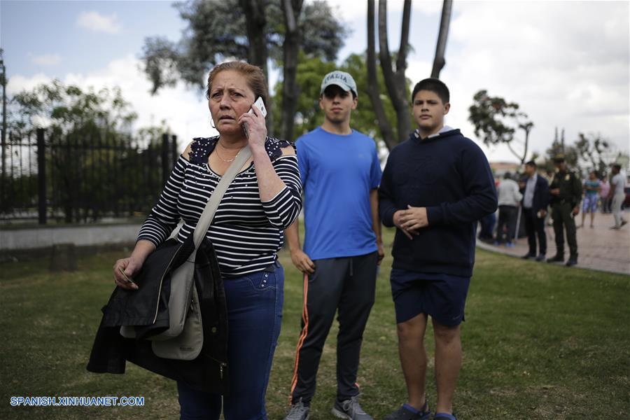 BOGOTA, enero 17, 2019 (Xinhua) -- Imagen proveída por COLPRENSA de personas observando en el lugar donde se registró una explosión en el estacionamiento de la Escuela de Cadetes de Policía General Santander, en el sur de Bogotá, capital de Colombia, el 17 de enero de 2019. Aumentó a ocho el número de muertos y a más de 40 el de los heridos tras la detonación de un coche bomba en la Escuela de Cadetes de Policía General Santander, en la zona sur de Bogotá, Colombia, registrada el jueves. El alcalde de la capital colombiana, Enrique Pe?alosa, reportó que desconocidos ingresaron un coche bomba al sitio y que la onda explosiva destruyó varias fachadas. (Xinhua/Sergio Acero/COLPRENSA)