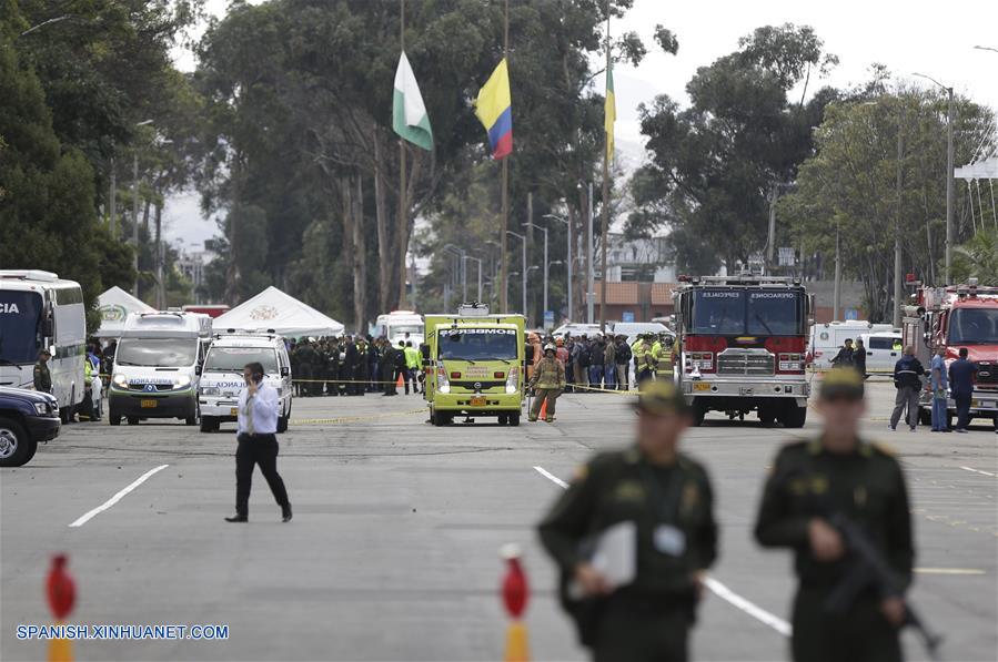 BOGOTA, enero 17, 2019 (Xinhua) -- Imagen proveída por COLPRENSA de miembros de las fuerzas de seguridad acordonando el lugar donde se registró una explosión en el estacionamiento de la Escuela de Cadetes de Policía General Santander, en el sur de Bogotá, capital de Colombia, el 17 de enero de 2019. Aumentó a ocho el número de muertos y a más de 40 el de los heridos tras la detonación de un coche bomba en la Escuela de Cadetes de Policía General Santander, en la zona sur de Bogotá, Colombia, registrada el jueves. El alcalde de la capital colombiana, Enrique Pe?alosa, reportó que desconocidos ingresaron un coche bomba al sitio y que la onda explosiva destruyó varias fachadas. (Xinhua/Sergio Acero/COLPRENSA)