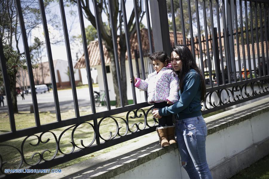 BOGOTA, enero 17, 2019 (Xinhua) -- Imagen proveída por COLPRENSA de una mujer con una ni?a en brazos reaccionando cerca del lugar donde se registró una explosión en el estacionamiento de la Escuela de Cadetes de Policía General Santander, en el sur de Bogotá, capital de Colombia, el 17 de enero de 2019. Aumentó a ocho el número de muertos y a más de 40 el de los heridos tras la detonación de un coche bomba en la Escuela de Cadetes de Policía General Santander, en la zona sur de Bogotá, Colombia, registrada el jueves. El alcalde de la capital colombiana, Enrique Pe?alosa, reportó que desconocidos ingresaron un coche bomba al sitio y que la onda explosiva destruyó varias fachadas. (Xinhua/Sergio Acero/COLPRENSA)