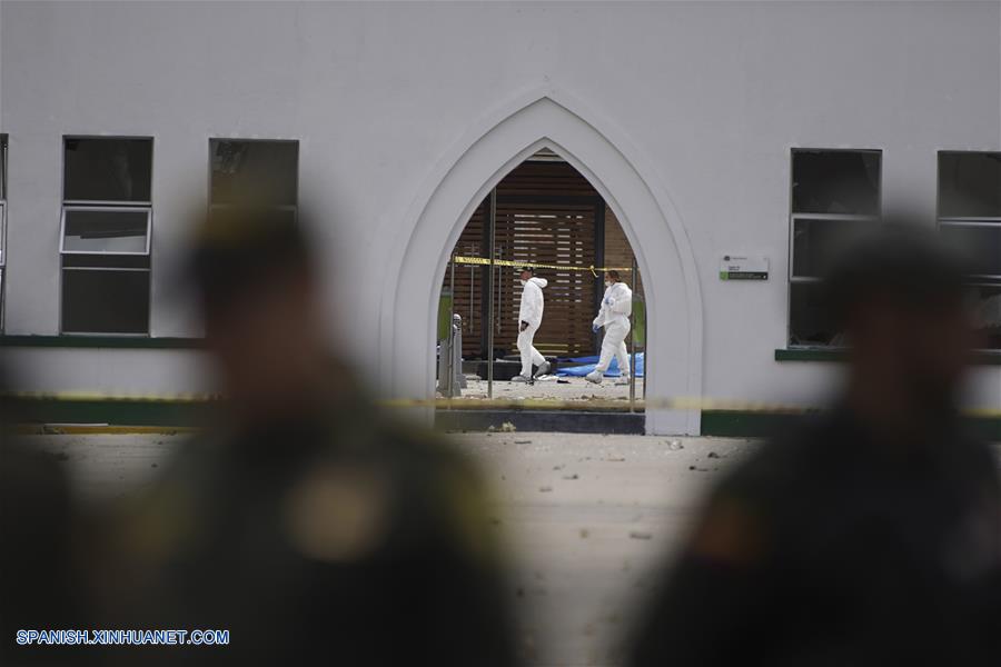 BOGOTA, enero 17, 2019 (Xinhua) -- Integrantes del personal forense trabajan en el lugar donde se registró una explosión en el estacionamiento de la Escuela de Cadetes de Policía General Santander, en el sur de Bogotá, capital de Colombia, el 17 de enero de 2019. Aumentó a ocho el número de muertos y a más de 40 el de los heridos tras la detonación de un coche bomba en la Escuela de Cadetes de Policía General Santander, en la zona sur de Bogotá, Colombia, registrada el jueves. El alcalde de la capital colombiana, Enrique Pe?alosa, reportó que desconocidos ingresaron un coche bomba al sitio y que la onda explosiva destruyó varias fachadas. (Xinhua/Jhon Paz)